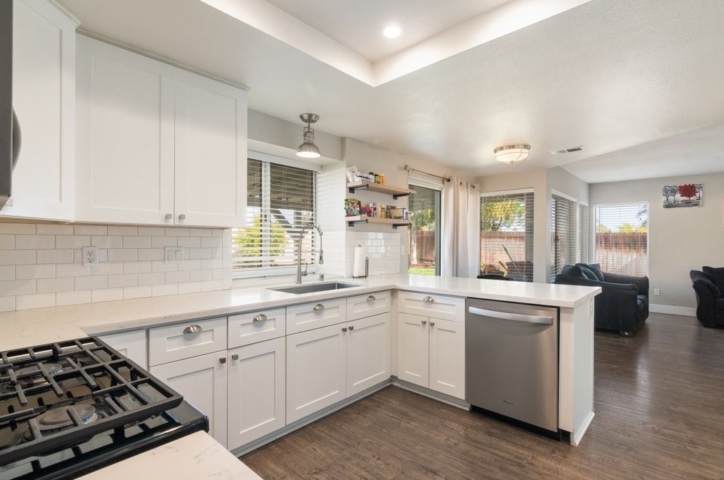 39940 Stacy Ct, Murrieta CA  92563-5396 exterior