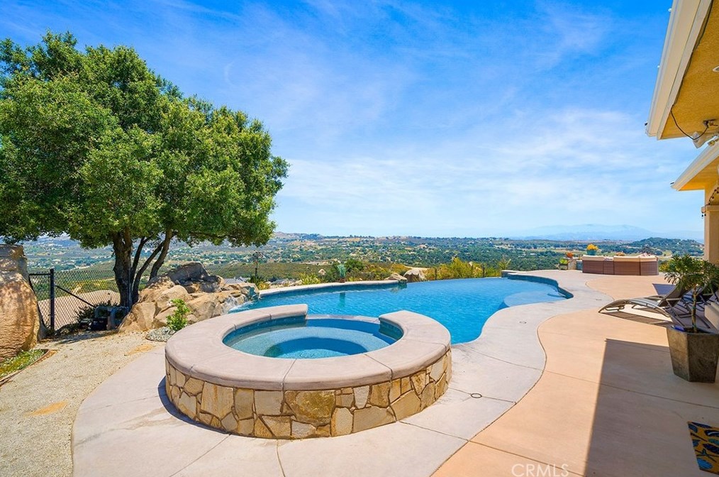 17554 Calle Huerto, Murrieta CA  92562-8745 exterior