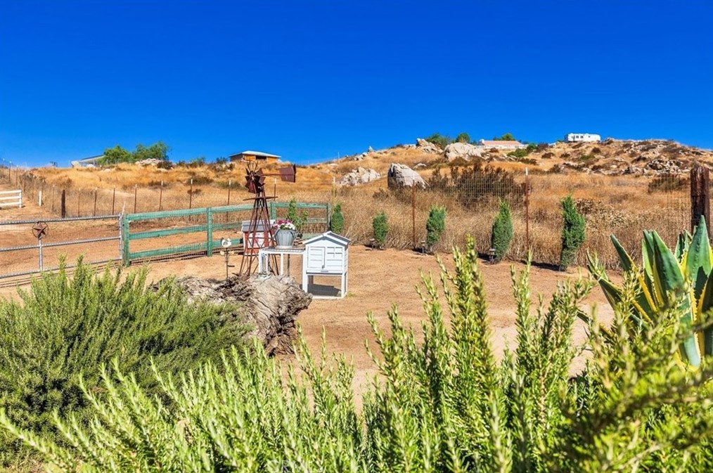 38430 Grn Mdw Rd, Temecula CA 92592-8444 exterior