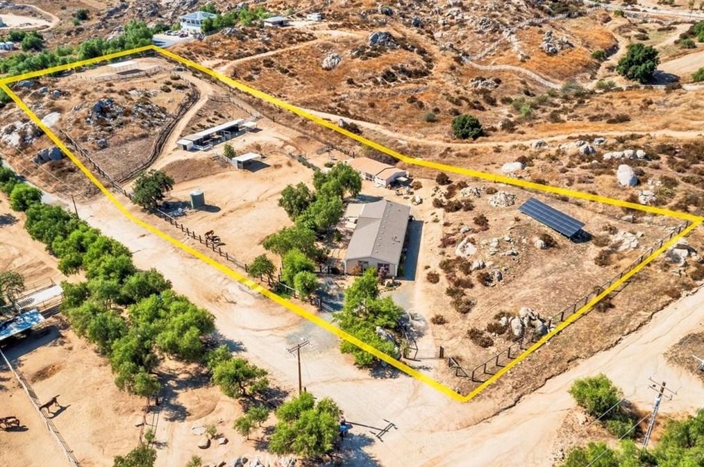 38430 Grn Mdw Rd, Temecula CA 92592-8444 exterior