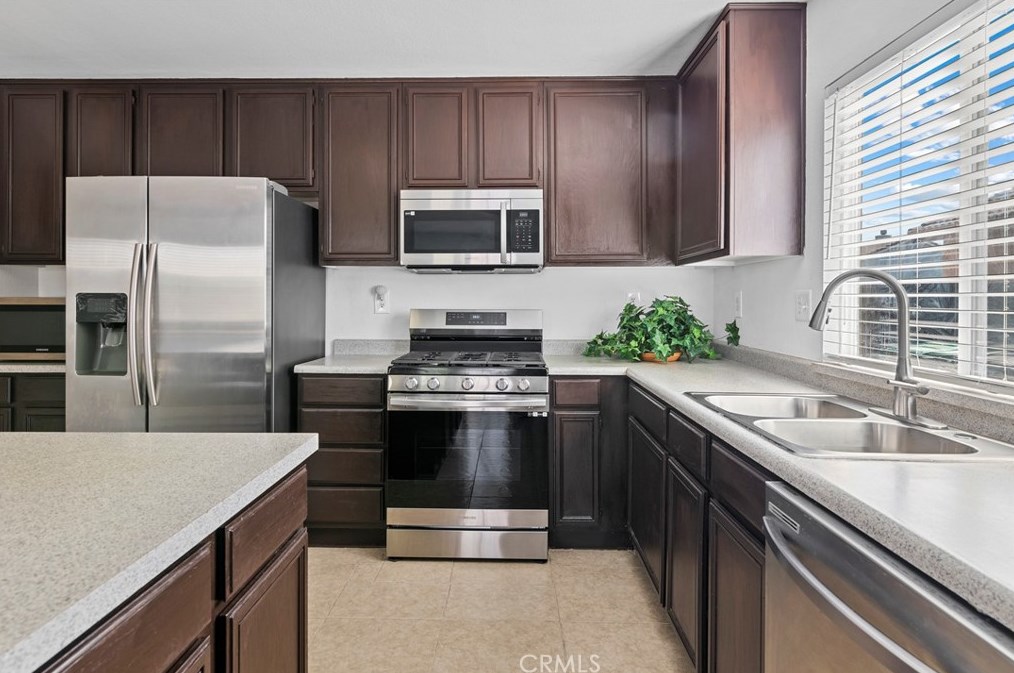 1679 Stoneside Dr, Hemet CA  92545-7003 exterior