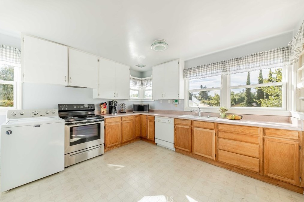 820 Hillcrest Pl, Fallbrook CA  92028-1772 exterior
