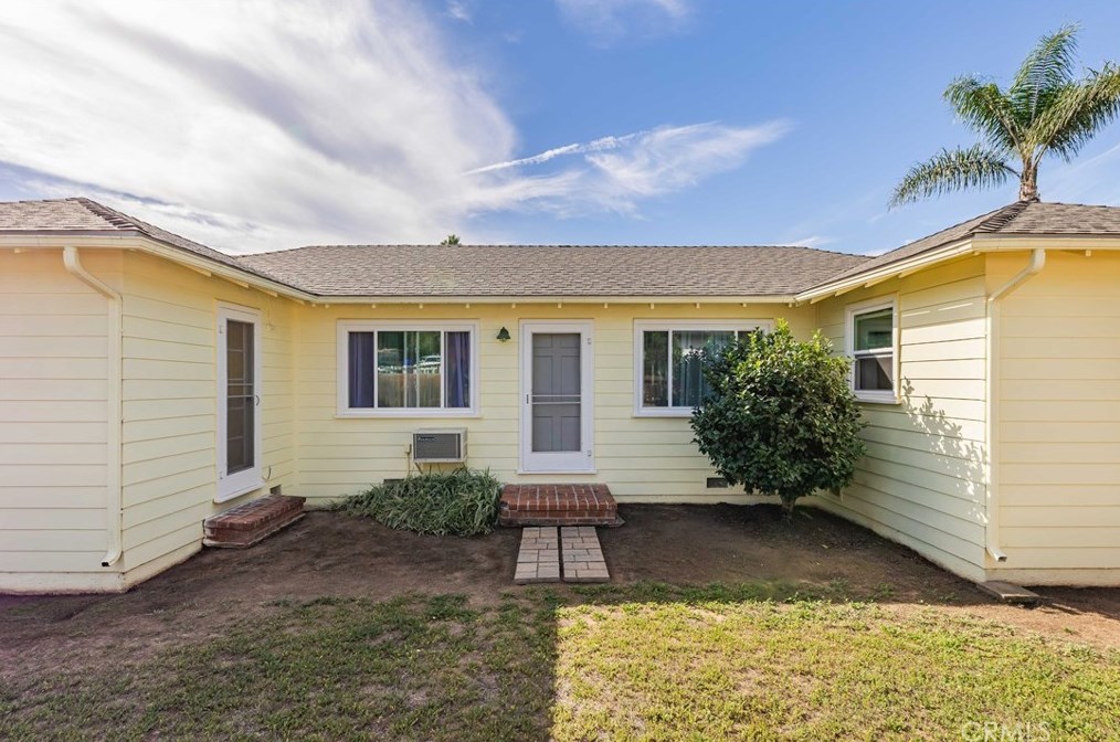 820 Hillcrest Pl, Fallbrook CA  92028-1772 exterior