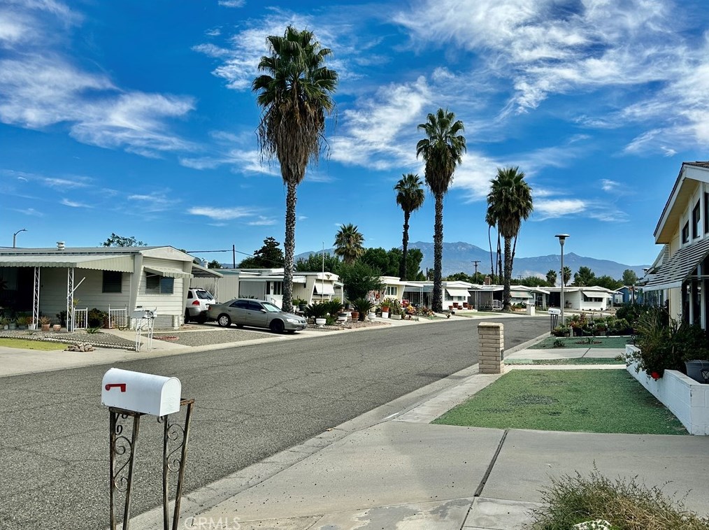 271 Santa Clara Cir, Hemet CA  92543-6932 exterior