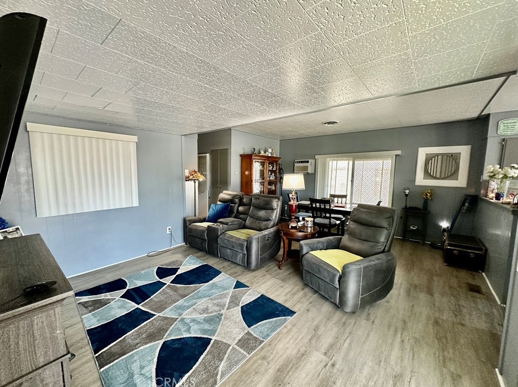 271 Santa Clara Cir, Hemet CA  92543-6932 exterior