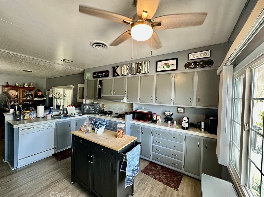 271 Santa Clara Cir, Hemet CA  92543-6932 exterior