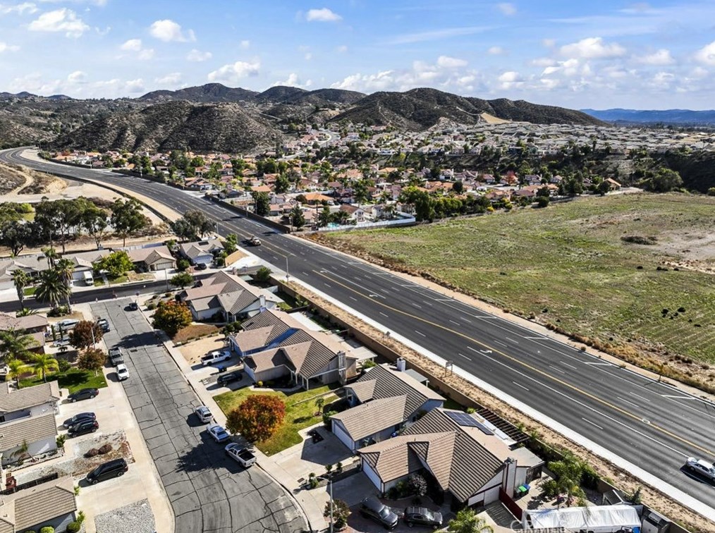 22539 Elbow Creek Trl, Wildomar CA  92595-8499 exterior
