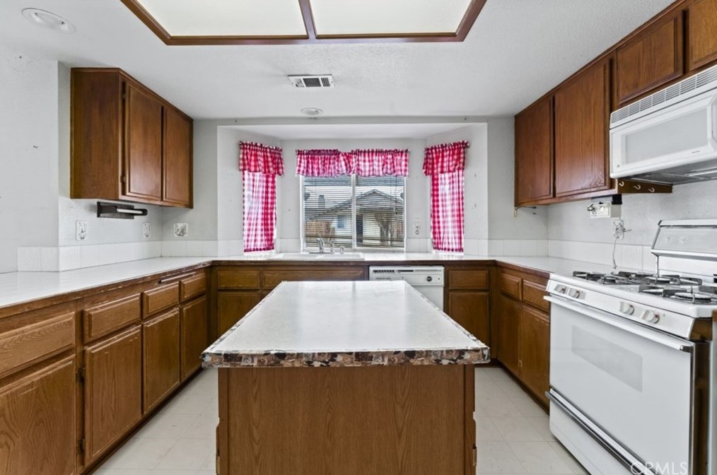 13990 High Falls Trl, Apple Valley CA  92307-5633 exterior