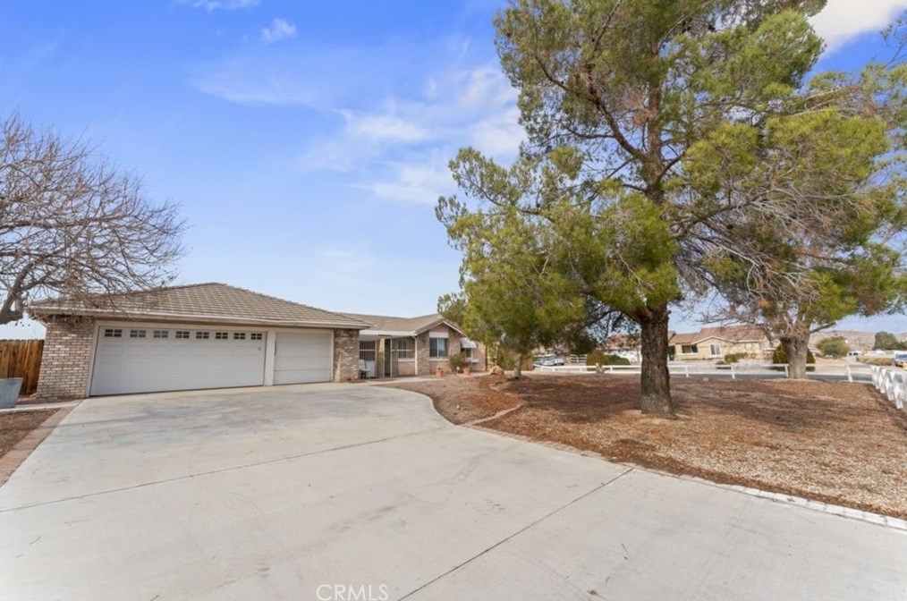 13990 High Falls Trl, Apple Valley CA  92307-5633 exterior
