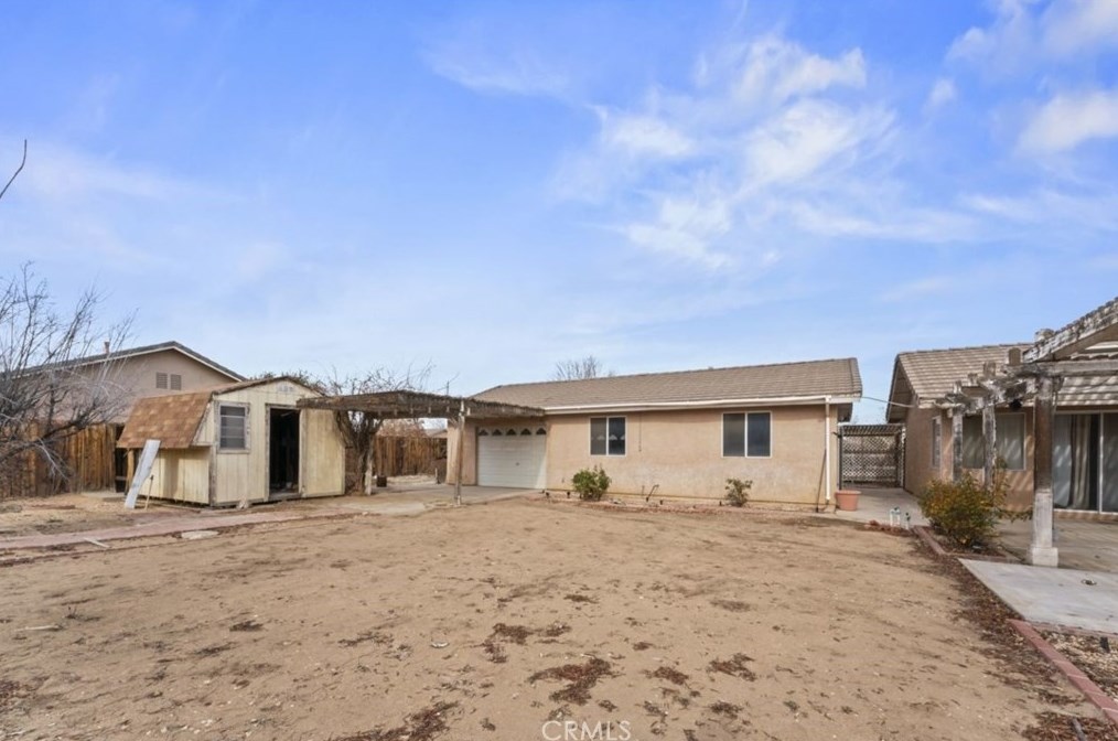 13990 High Falls Trl, Apple Valley CA  92307-5633 exterior