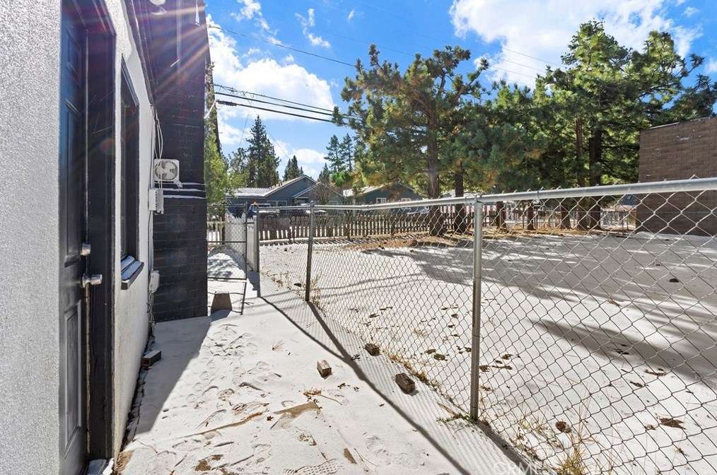 781 Aeroplane Blvd, Big Bear City CA  92314-9633 exterior