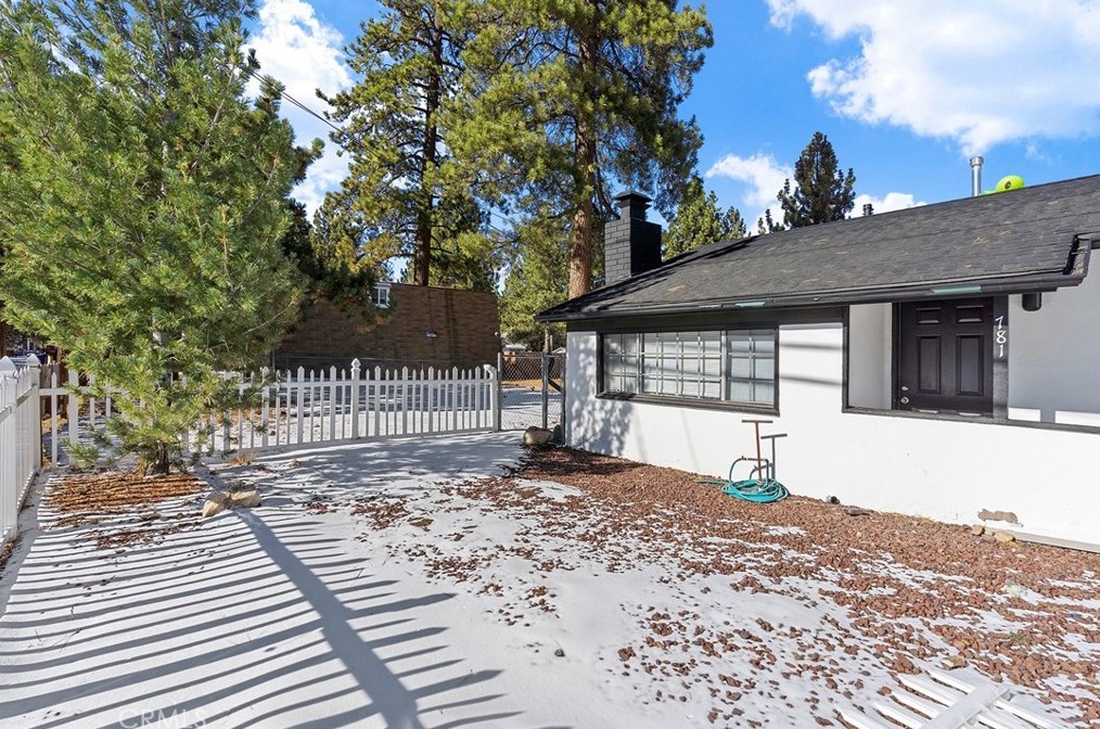 781 Aeroplane Blvd, Big Bear City CA  92314-9633 exterior