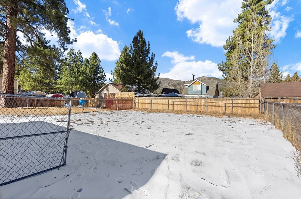 781 Aeroplane Blvd, Big Bear City CA  92314-9633 exterior