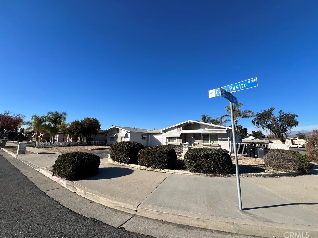 1858 Calle Pasito, Hemet CA  92545-2532 exterior