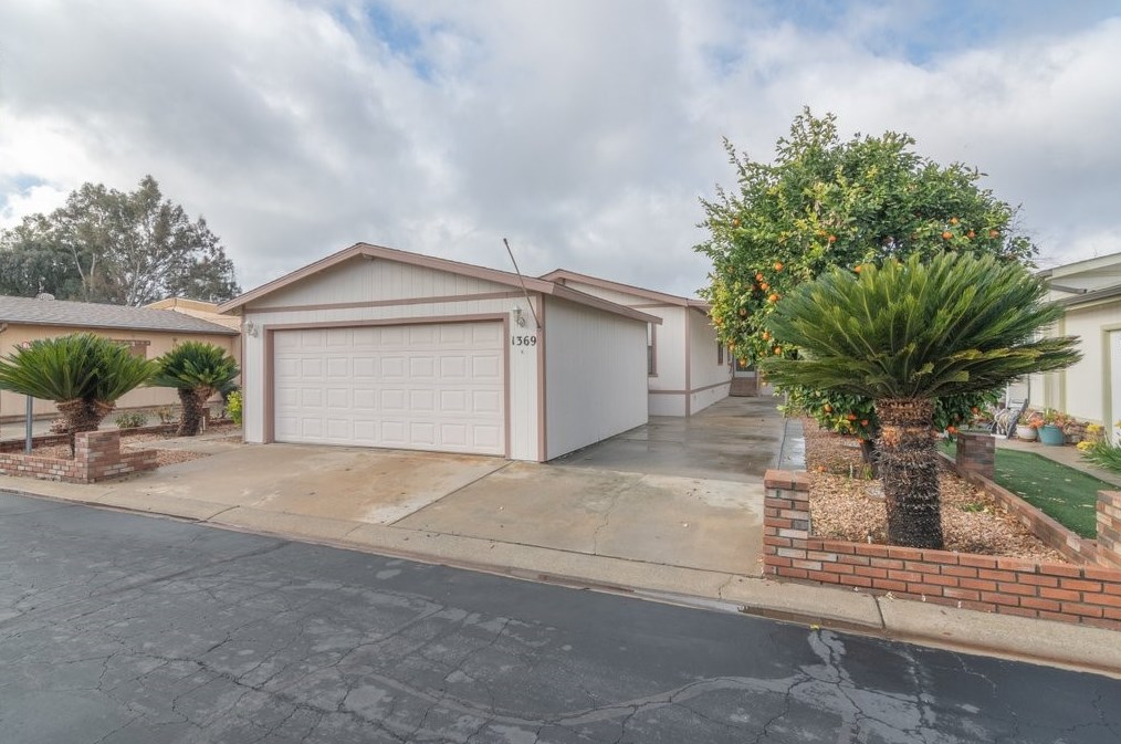 1369 Lodgepole Dr, Hemet CA  92545-7874 exterior