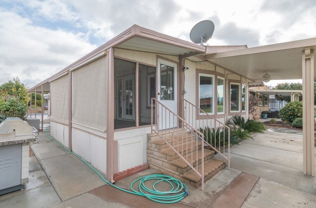 1369 Lodgepole Dr, Hemet CA  92545-7874 exterior