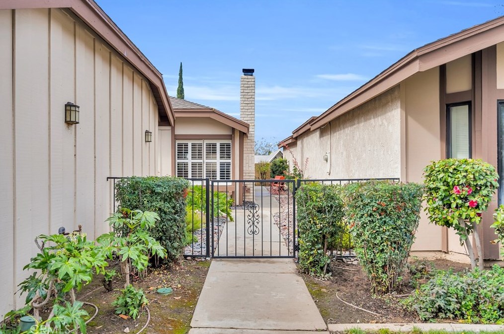 2988 Hyde Park Cir, Riverside CA  92506-4544 exterior