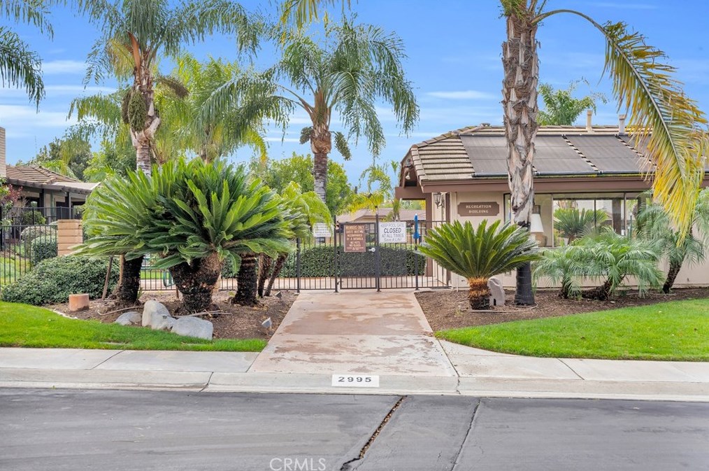 2988 Hyde Park Cir, Riverside CA  92506-4544 exterior