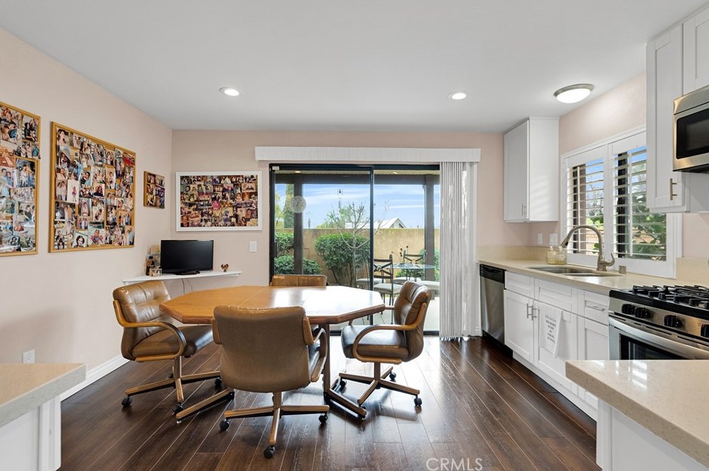 2988 Hyde Park Cir, Riverside CA  92506-4544 exterior