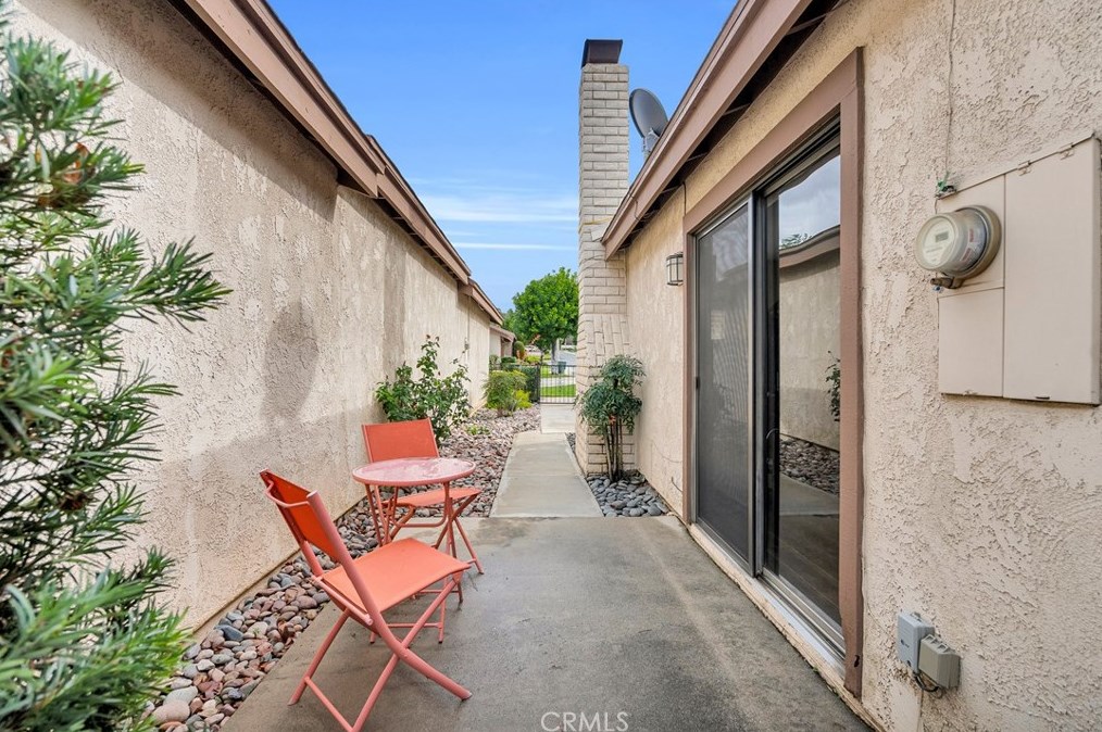 2988 Hyde Park Cir, Riverside CA  92506-4544 exterior