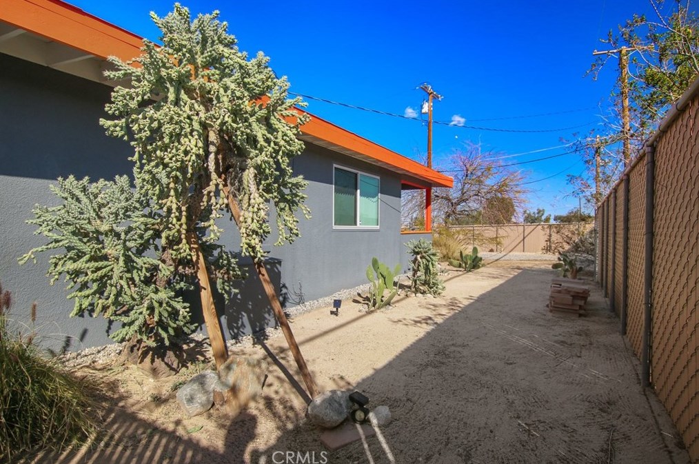5689 Abronia Ave, Twntynine Plm CA  92277-1315 exterior