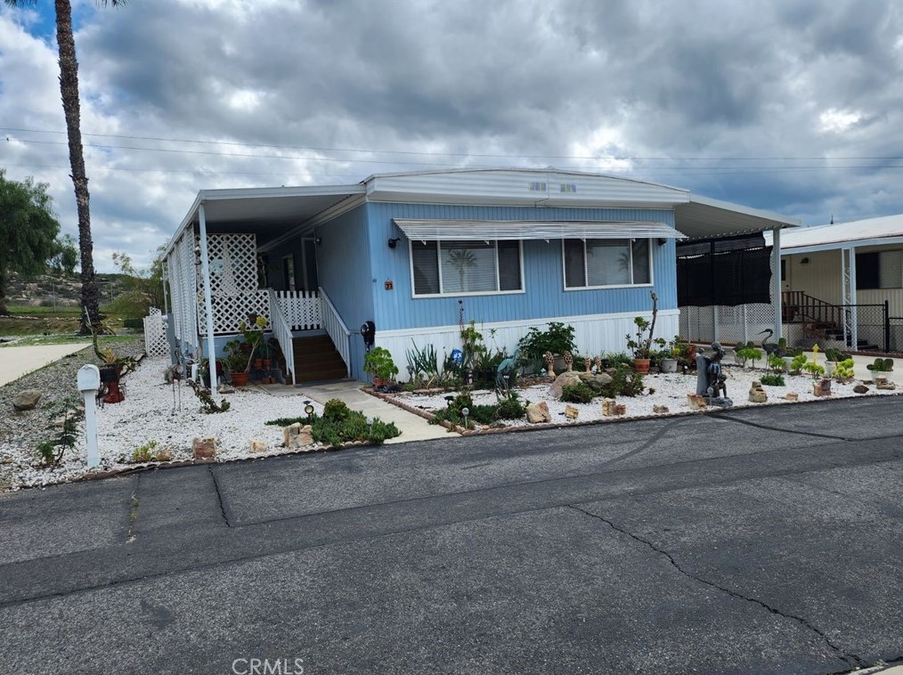 1700 State St, Hemet CA  92543-7607 exterior