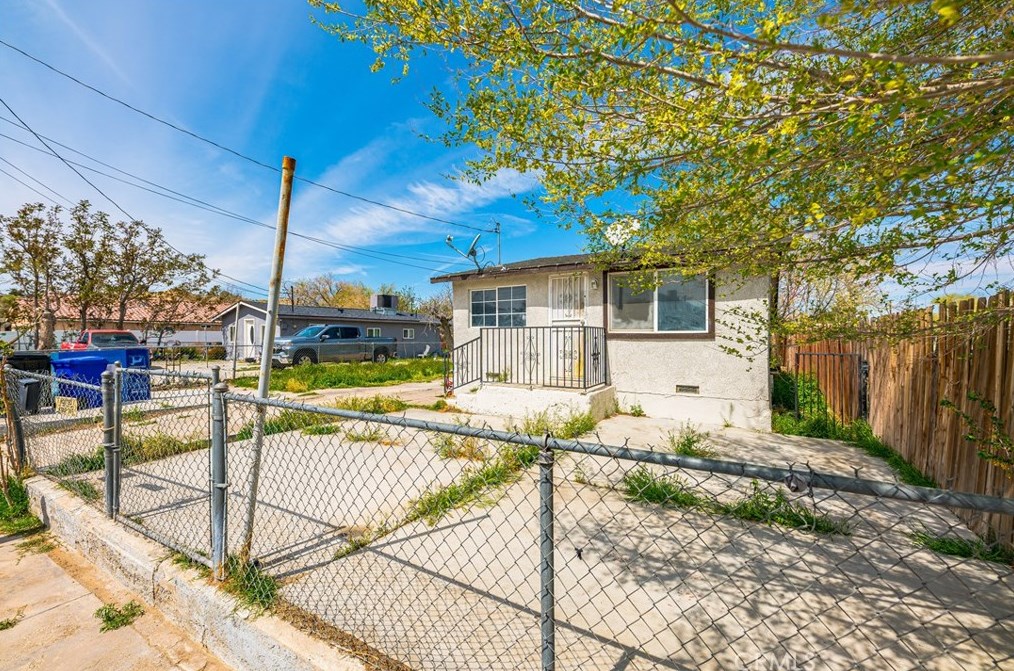15774 Cottonwood St, Victorville CA  92395-2909 exterior
