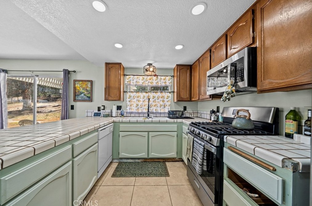 18049 Heidi Lisa Ln, Lake Elsinore CA  92532-1963 exterior