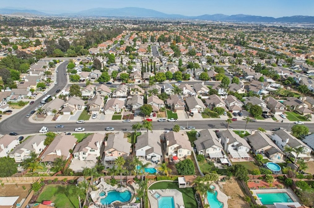 39867 Falcon Way, Murrieta CA  92562-4051 exterior