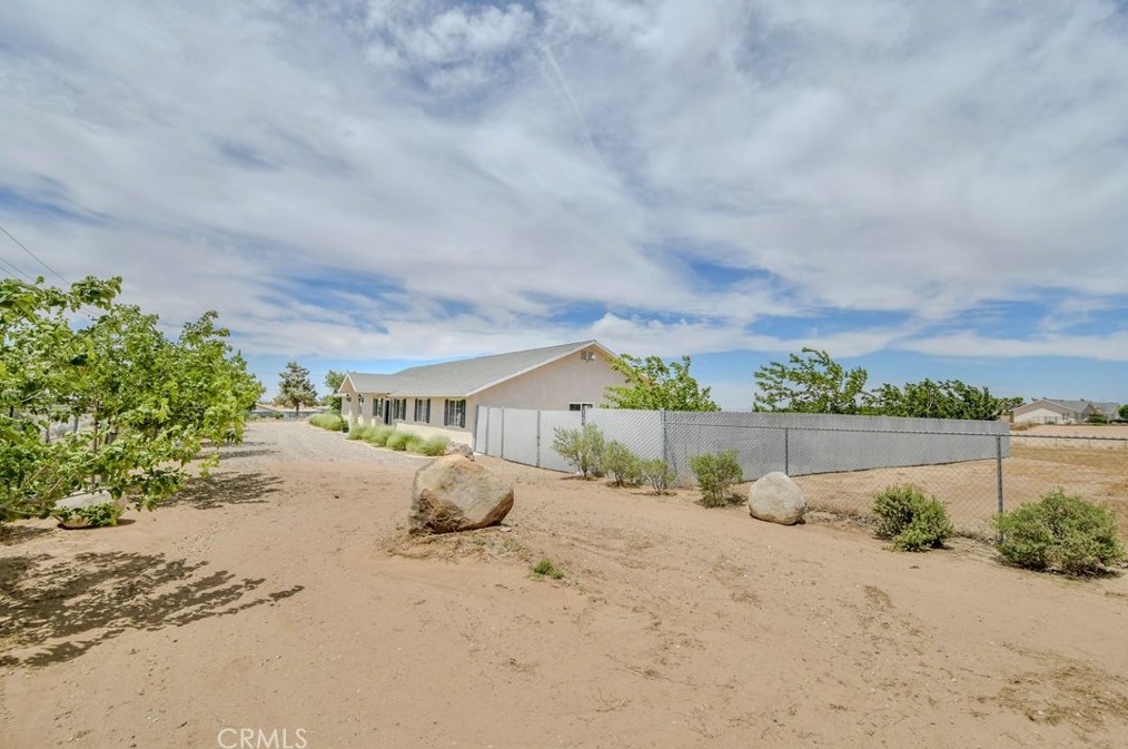 9225 Wilson Rnch Rd, Phelan CA  92371-7304 exterior