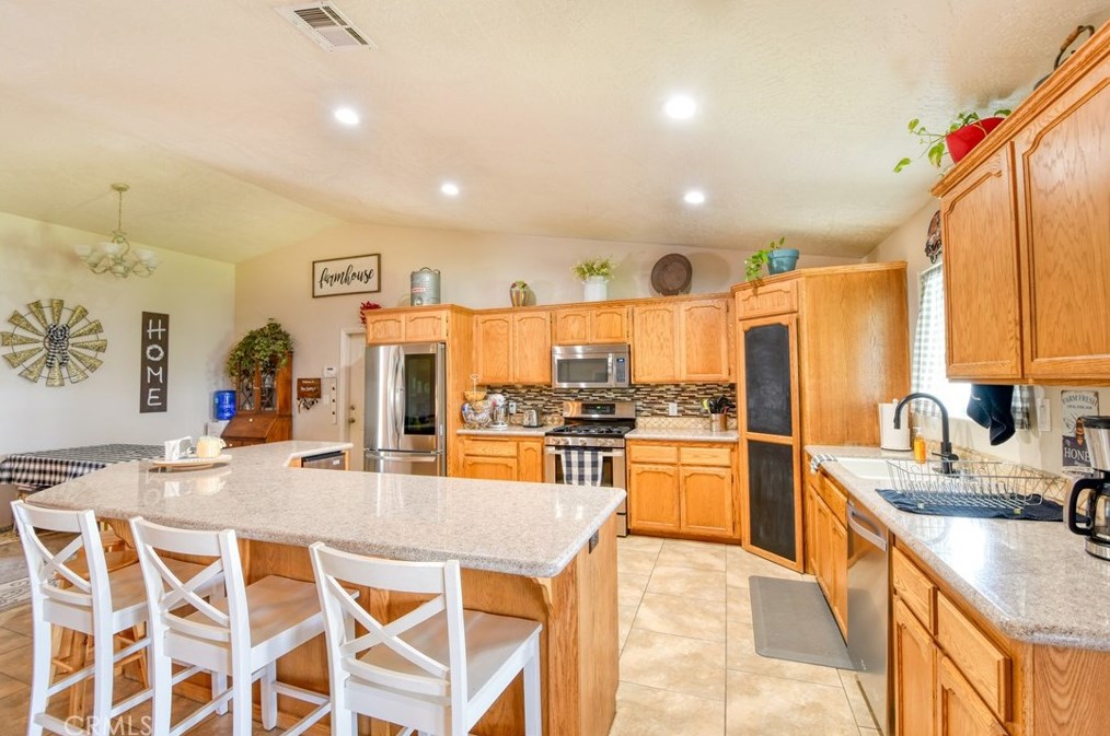 9225 Wilson Rnch Rd, Phelan CA  92371-7304 exterior