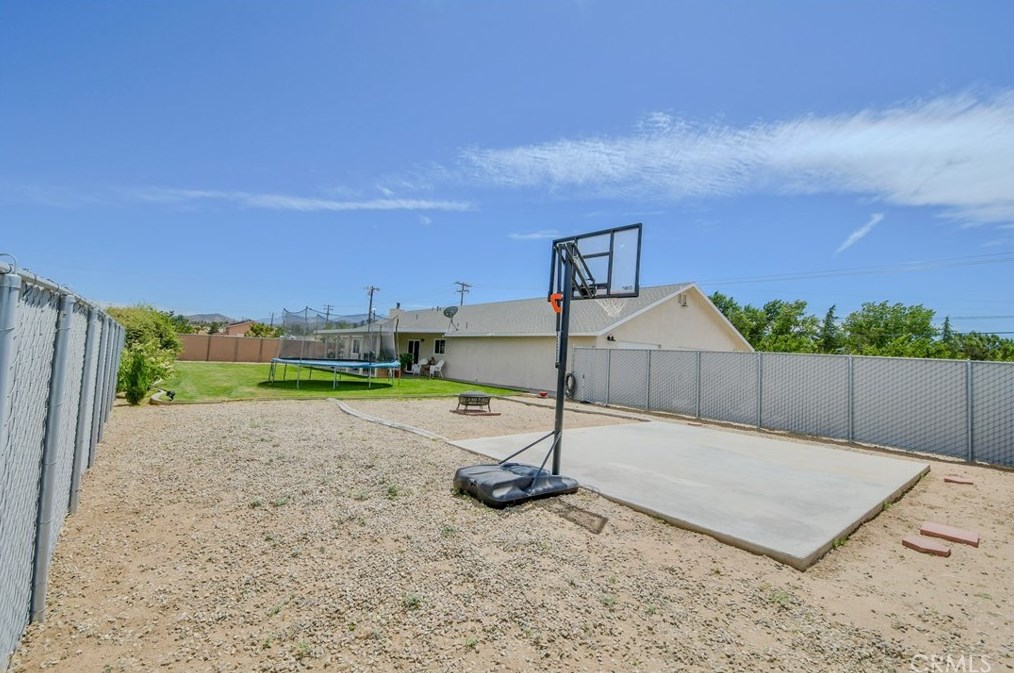 9225 Wilson Rnch Rd, Phelan CA  92371-7304 exterior