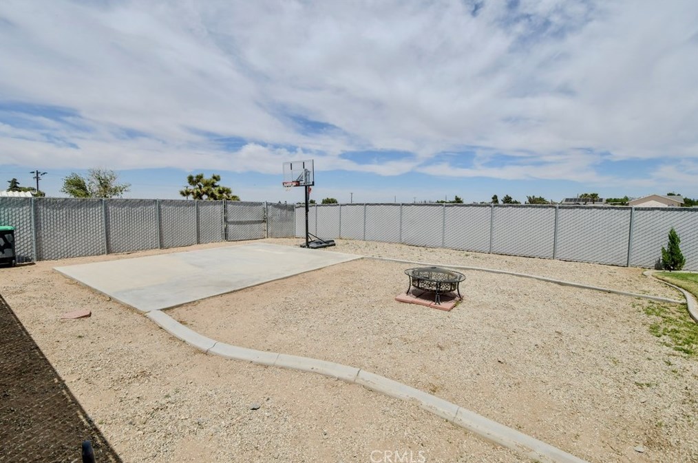 9225 Wilson Rnch Rd, Phelan CA  92371-7304 exterior
