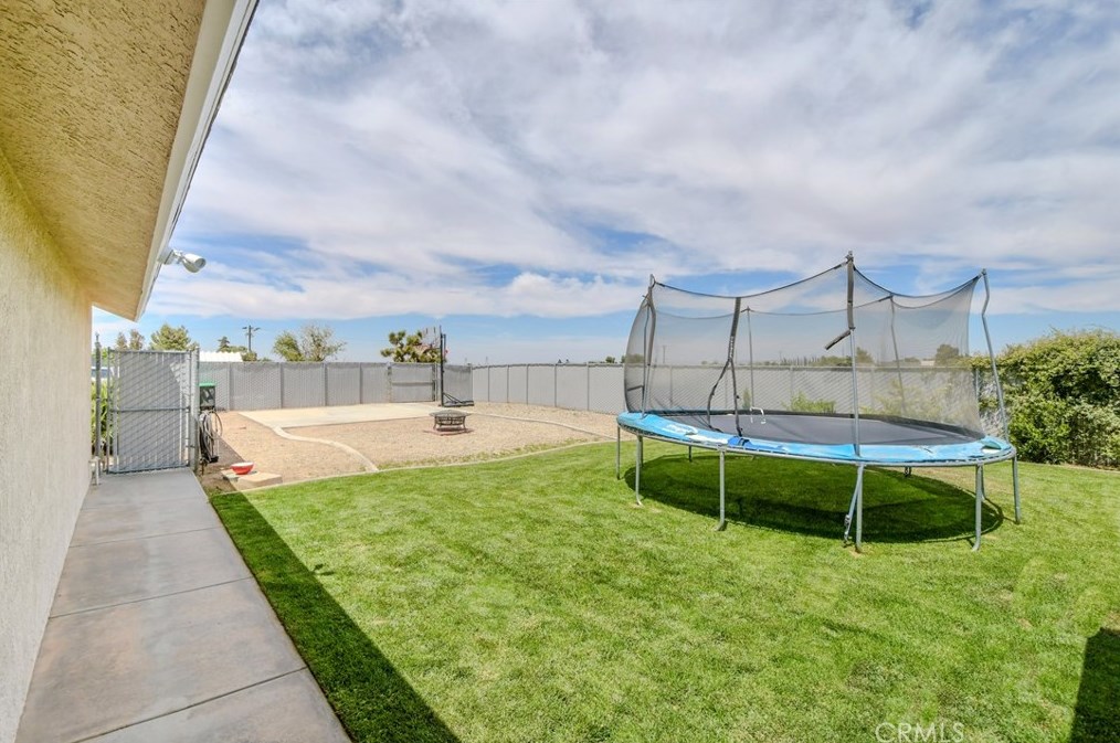 9225 Wilson Rnch Rd, Phelan CA  92371-7304 exterior