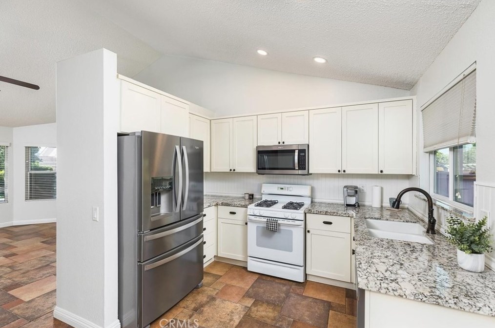 42057 Roanoake St, Temecula CA  92591-3827 exterior