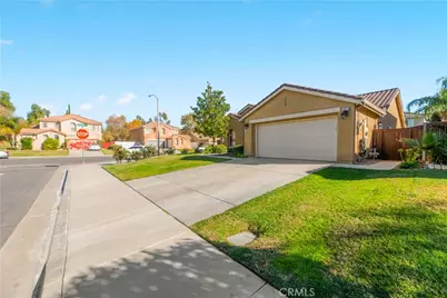 32816 Autumn Wood Cir, Lake Elsinore, CA 92530 - Photo 3