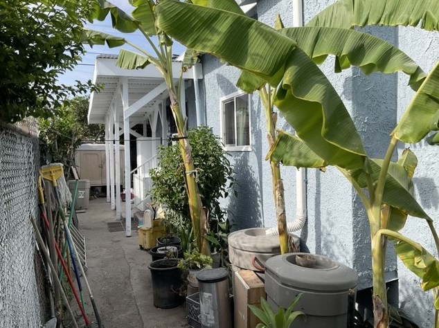 1430 57th St, Los Angeles CA  90011-4926 exterior