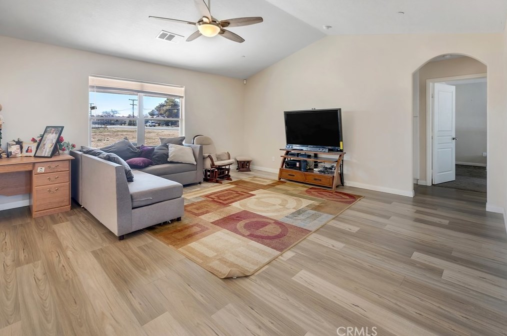 16515 Las Palmas St, Hesperia CA  92345-2114 exterior