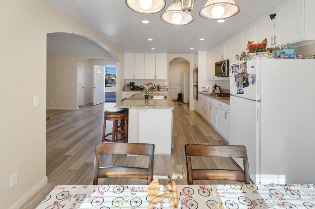 16515 Las Palmas St, Hesperia CA  92345-2114 exterior