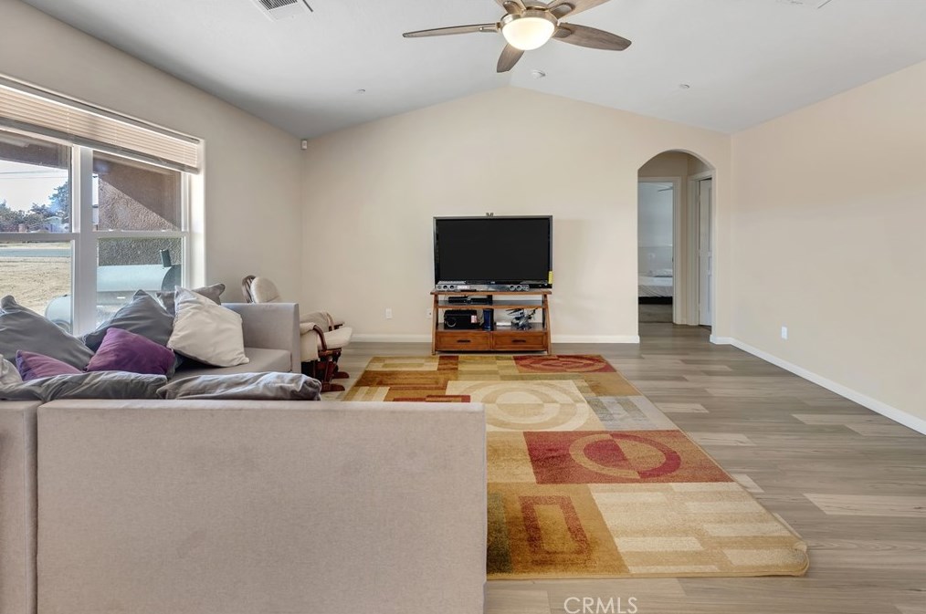 16515 Las Palmas St, Hesperia CA  92345-2114 exterior