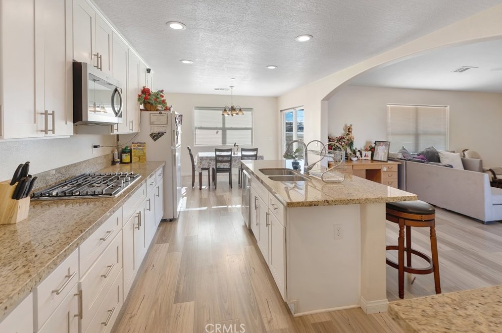 16515 Las Palmas St, Hesperia CA  92345-2114 exterior