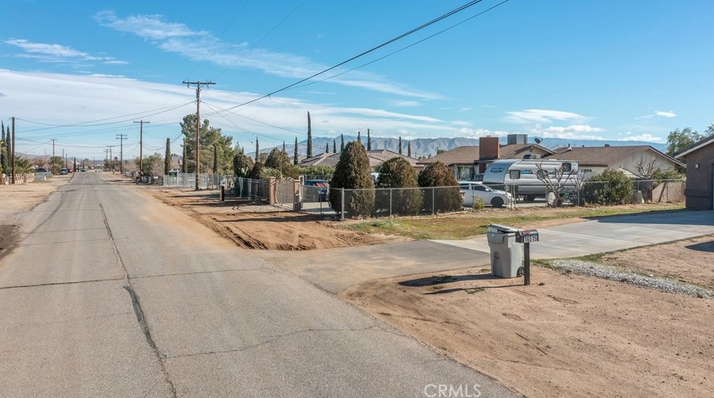 16515 Las Palmas St, Hesperia CA  92345-2114 exterior