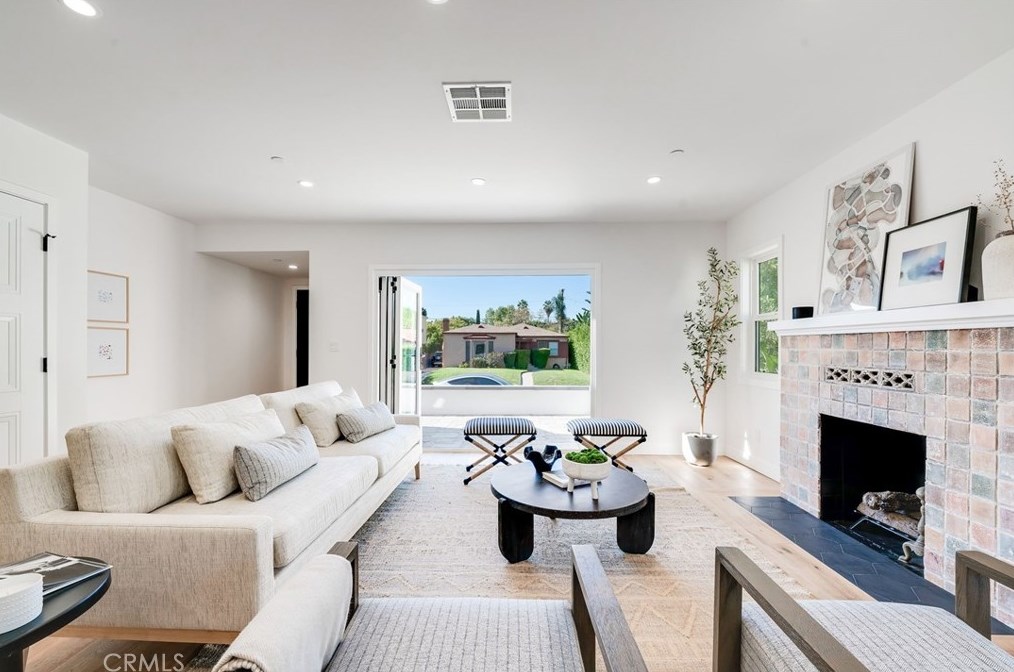 1172 Masselin Ave, Los Angeles CA  90019-2537 exterior