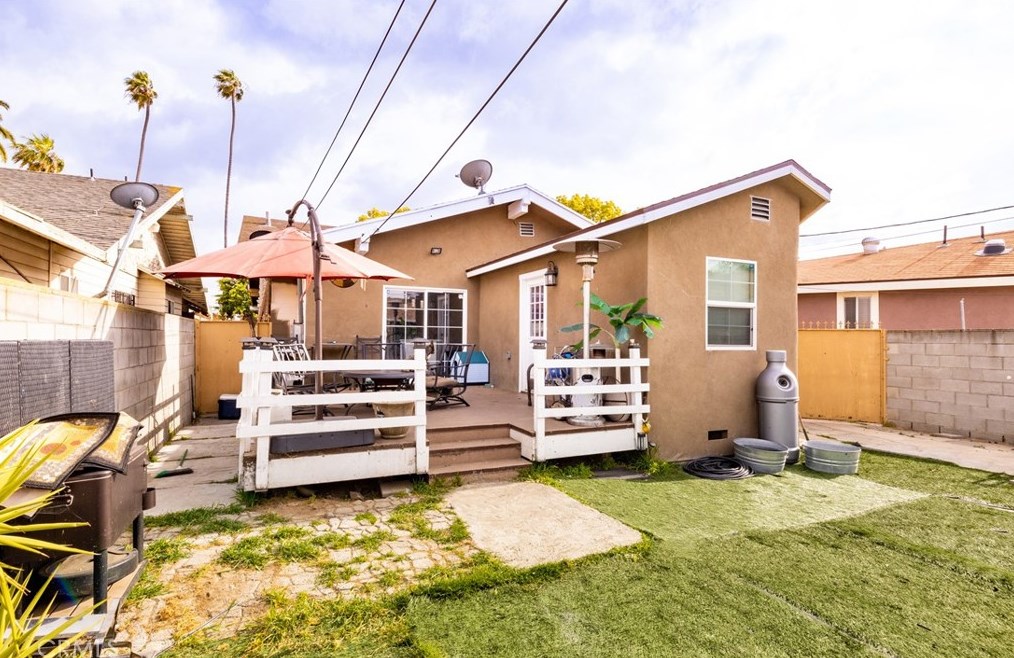 659 60th St, Los Angeles CA  90001-1011 exterior