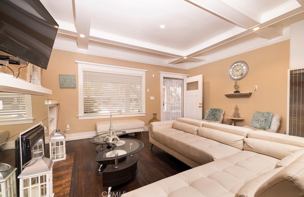 659 60th St, Los Angeles CA  90001-1011 exterior