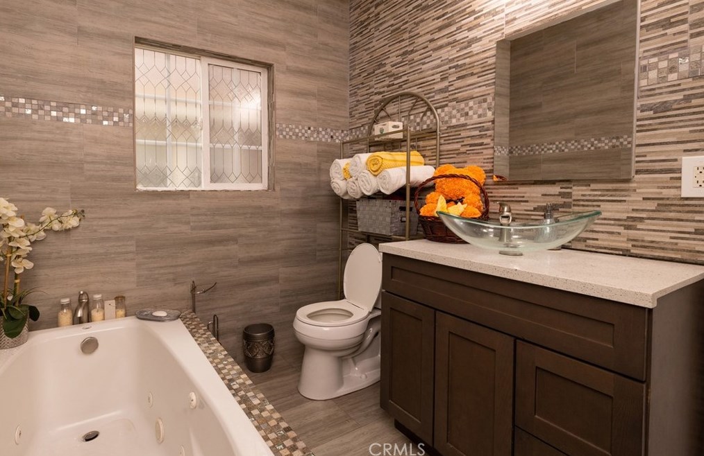 659 60th St, Los Angeles CA  90001-1011 exterior