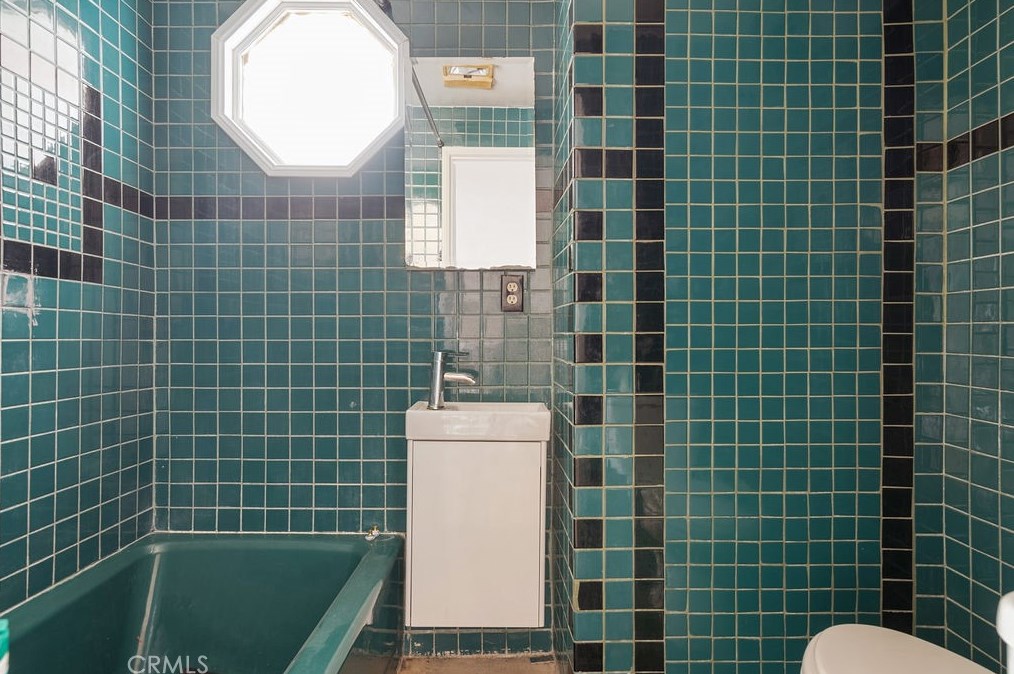 1852 Cochran Ave, Los Angeles CA  90019-5218 exterior