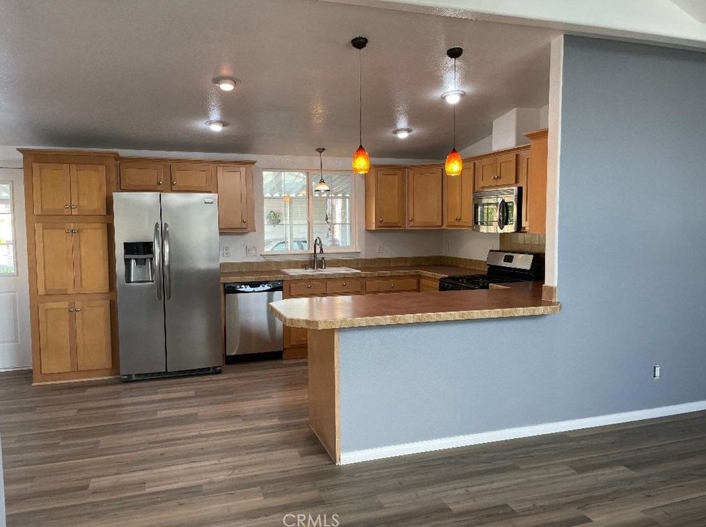 879 Palm Ave, Hemet CA  92543-6964 exterior