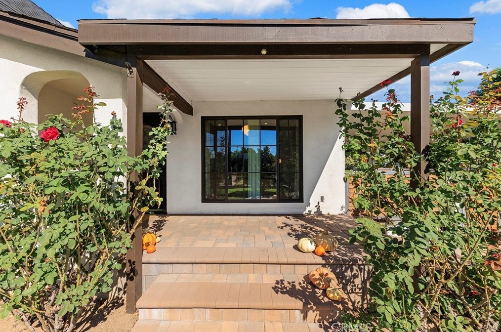 329 Stanton St, Pasadena CA  91103-1458 exterior