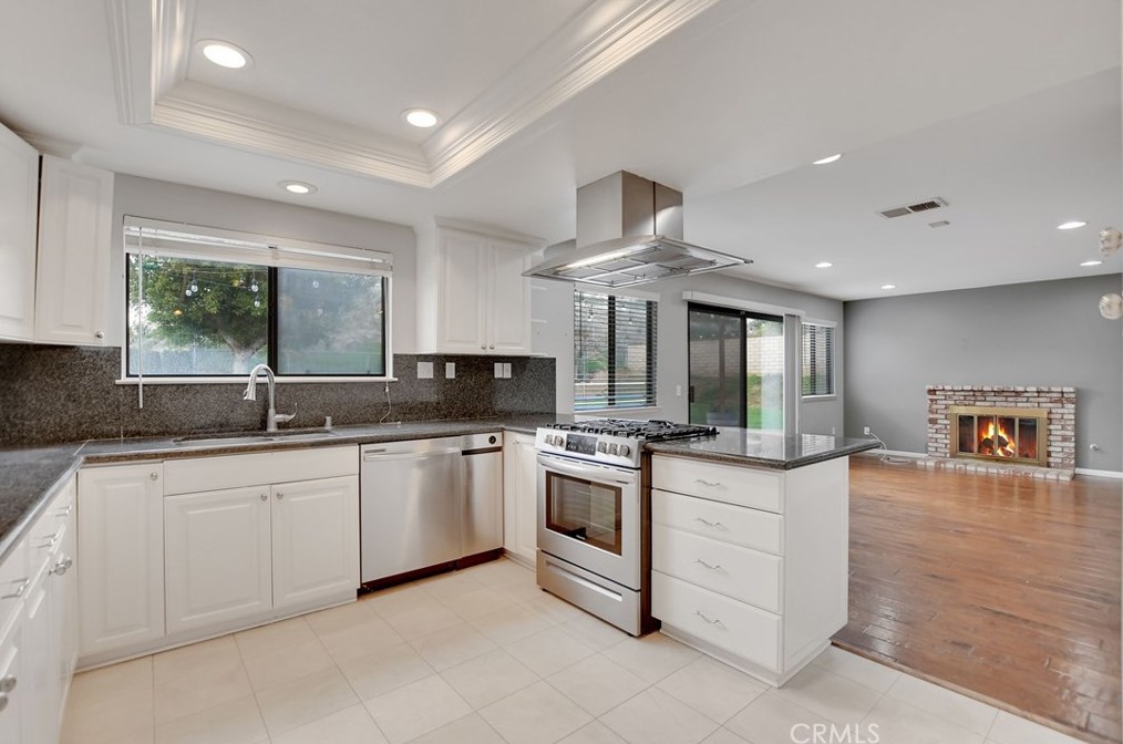 1325 Shakespeare Dr, Riverside CA  92506-5378 exterior